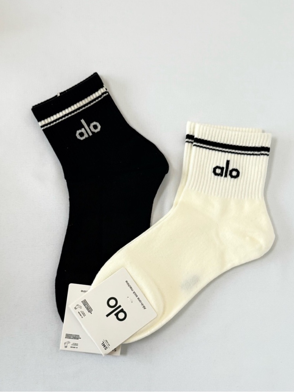ALO Yoga Throwback Crew Socks - 4 Pack Black & White | 6-10 - Picture 2 of 6